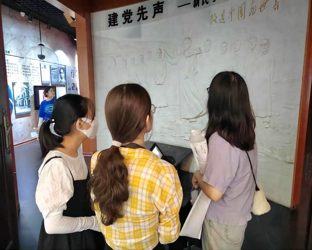 小組成員了解新民學(xué)會的故事