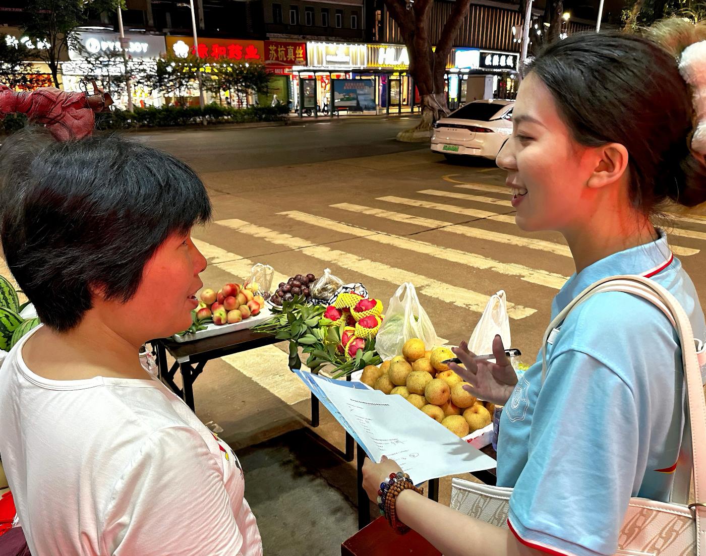 圖為實(shí)踐團(tuán)成員與當(dāng)?shù)乩先诉M(jìn)行訪談