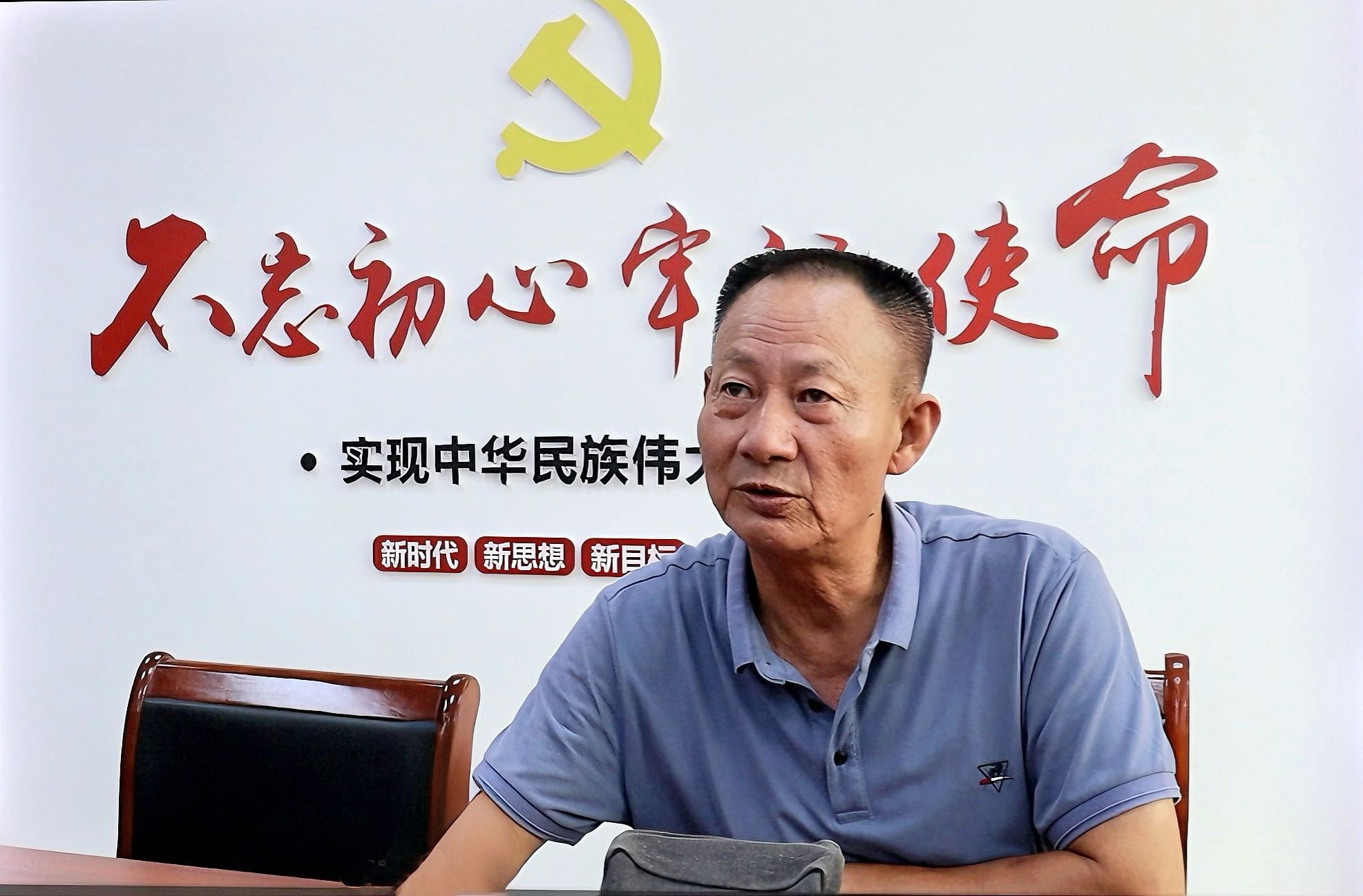 圖為接受實(shí)踐團(tuán)采訪的山歌班班長(zhǎng)張森泉